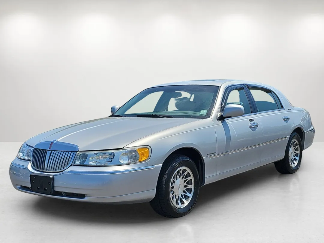 2001 Lincoln Town Car - 1LNHM82W01Y733249 - Image #1