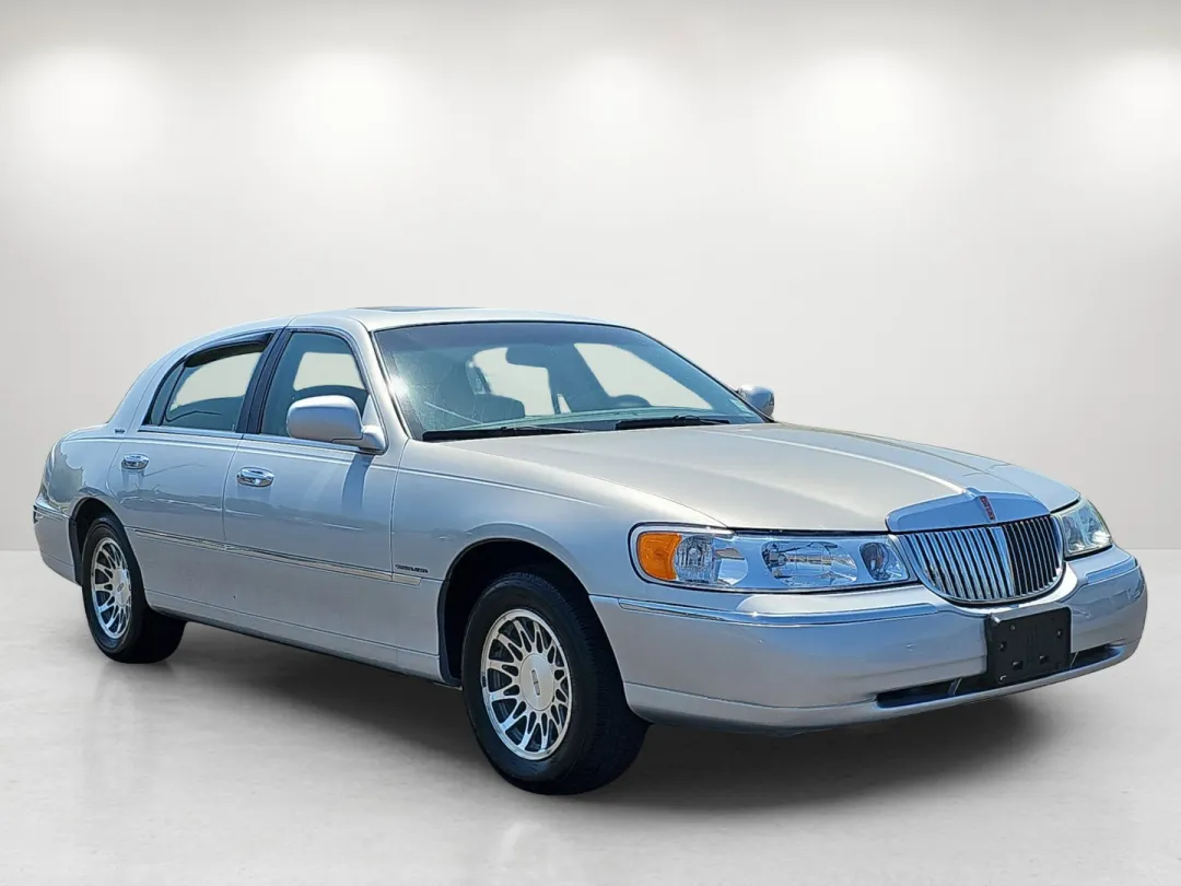 2001 Lincoln Town Car - 1LNHM82W01Y733249 - Image #3