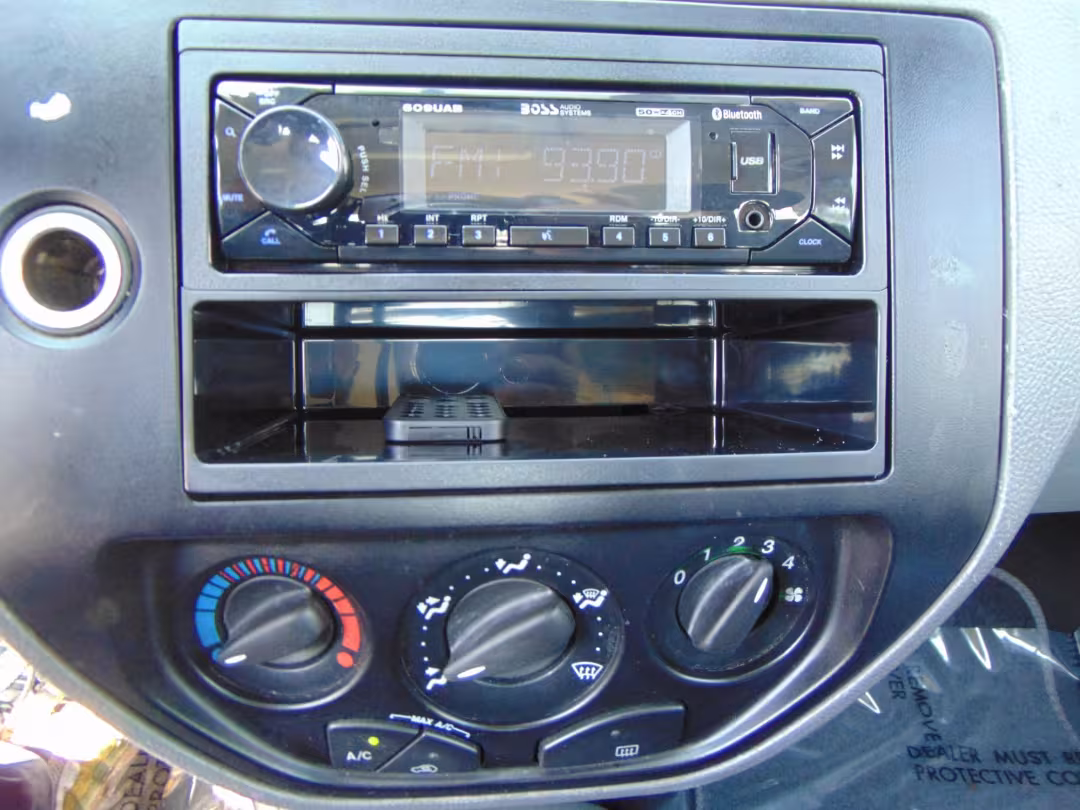 2005 Ford Focus - 1FAFP34N95W308100 - Image #12