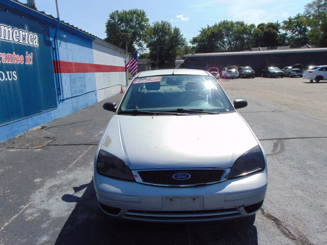 2005 Ford Focus - 1FAFP34N95W308100 - Image #2