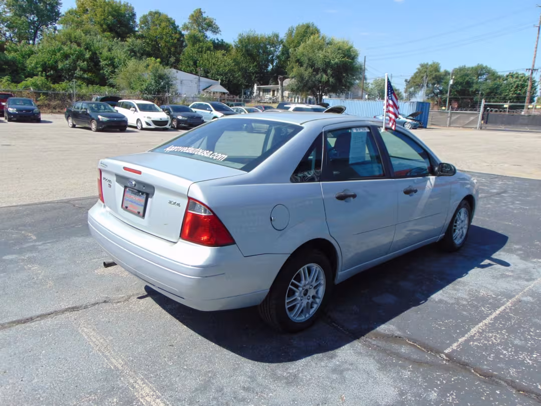 2005 Ford Focus - 1FAFP34N95W308100 - Image #4