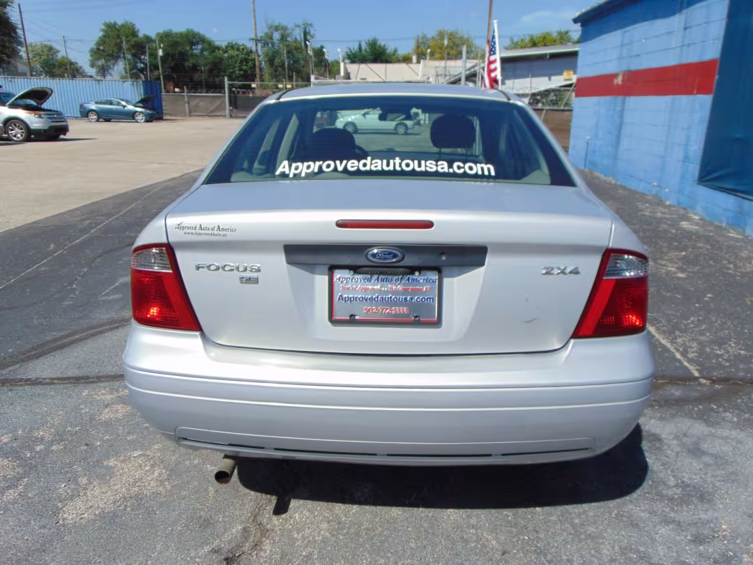 2005 Ford Focus - 1FAFP34N95W308100 - Image #5