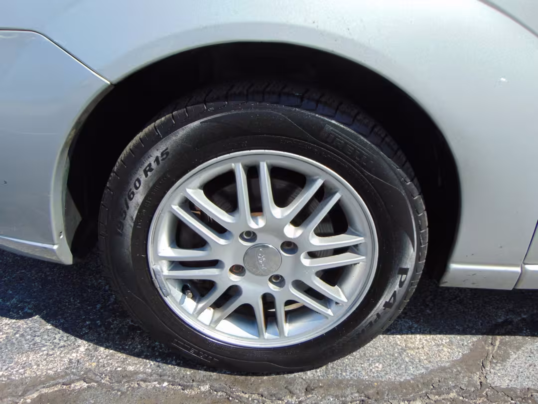 2005 Ford Focus - 1FAFP34N95W308100 - Image #7