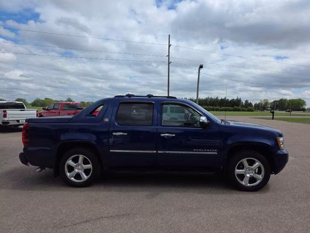 2013 Chevrolet Avalanche - 3GNTKGE72DG125984 - Image #2