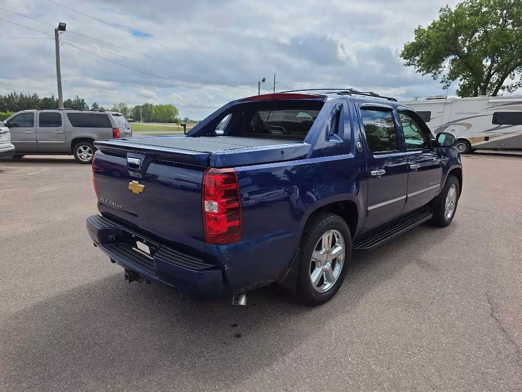 2013 Chevrolet Avalanche - 3GNTKGE72DG125984 - Image #3