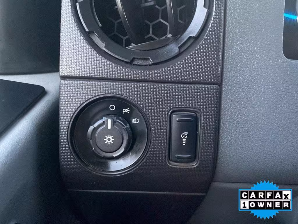 2013 Ford F-550 - 1FDUF5HT4DEB59331 - Image #3