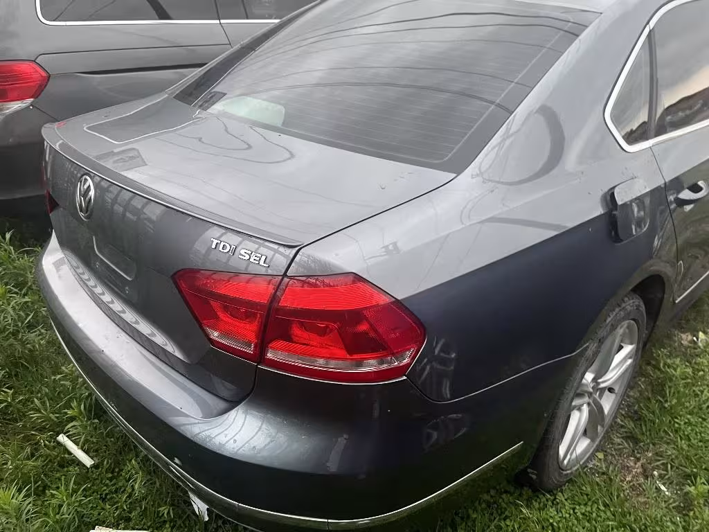 2013 Volkswagen Passat - 1VWCN7A3XDC142177 - Image #1