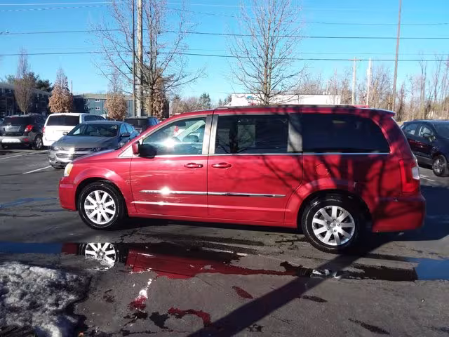 2014 Chrysler Town and Country - 2C4RC1BGXER215462 - Image #2