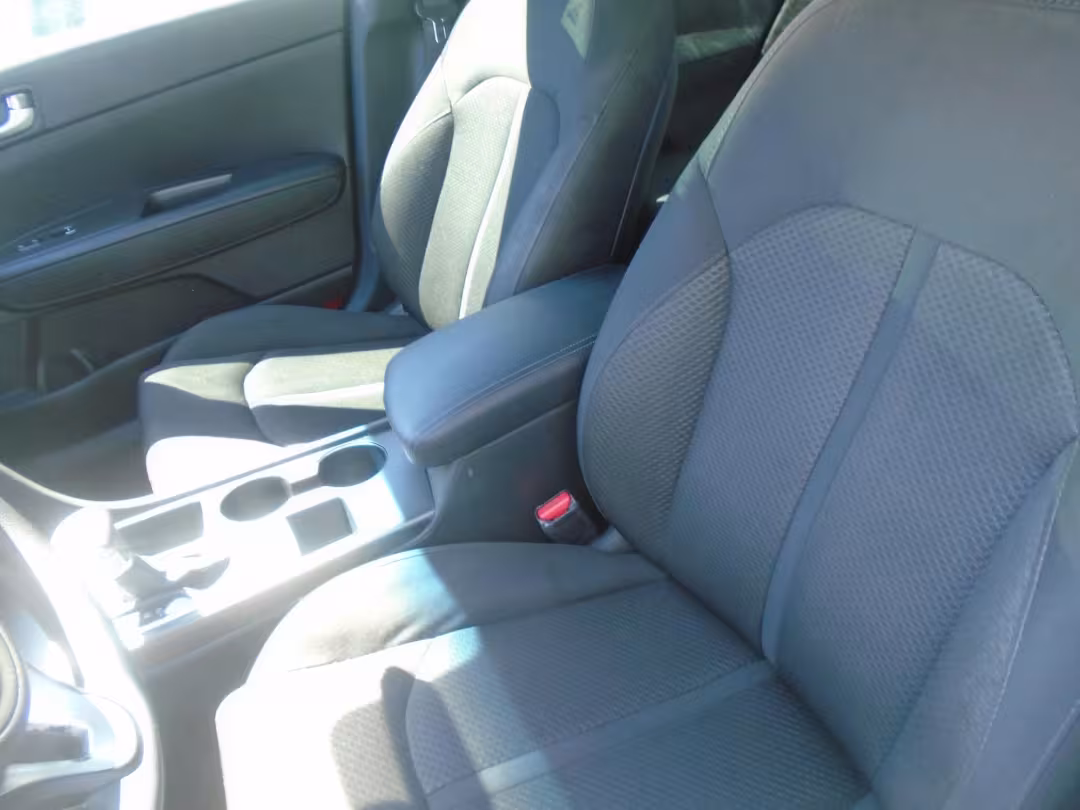 2016 Kia Optima - 5XXGT4L35GG114104 - Image #10