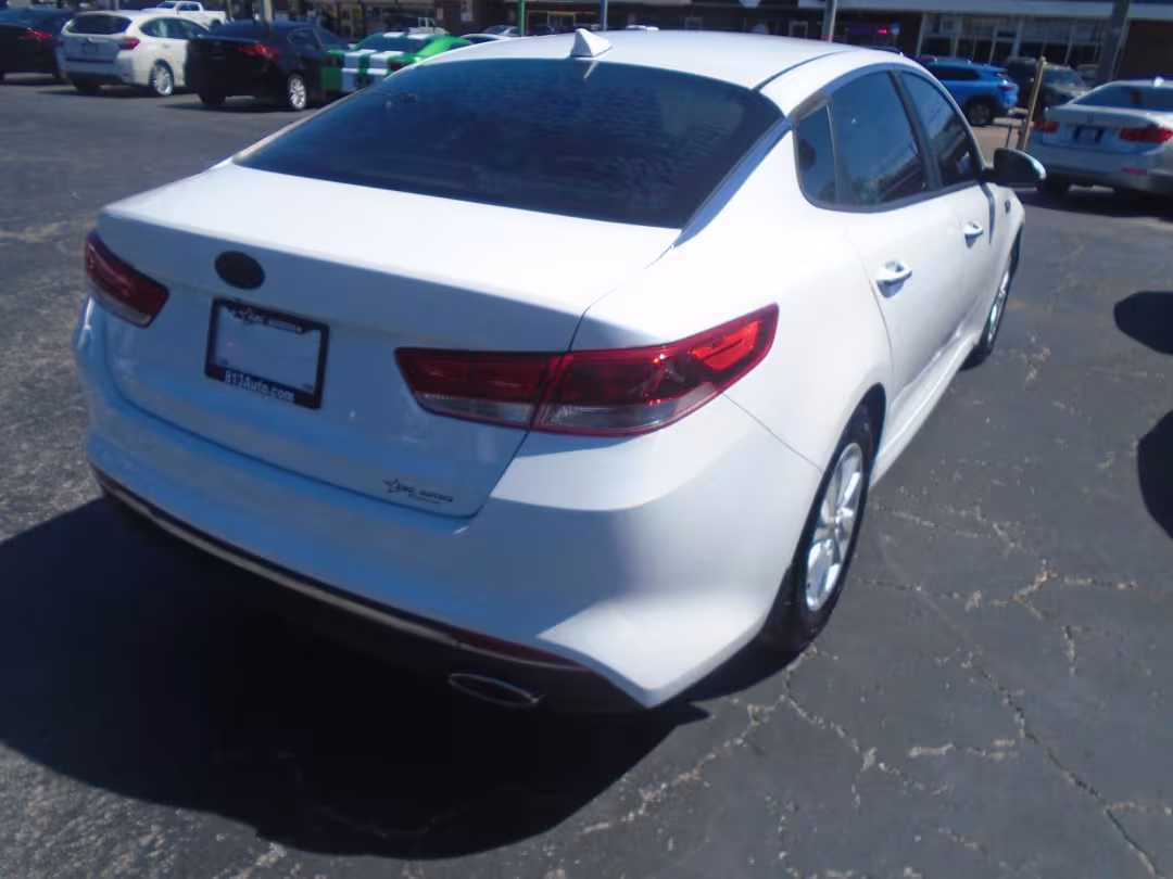 2016 Kia Optima - 5XXGT4L35GG114104 - Image #3
