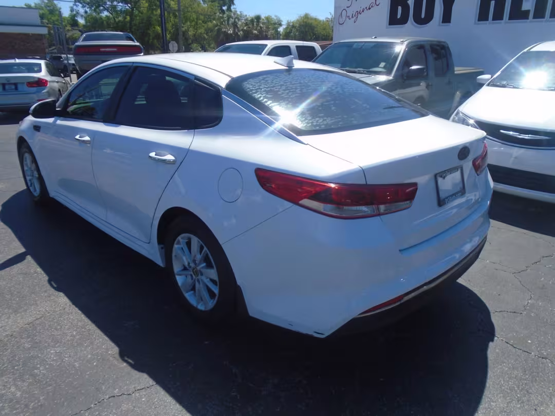 2016 Kia Optima - 5XXGT4L35GG114104 - Image #4