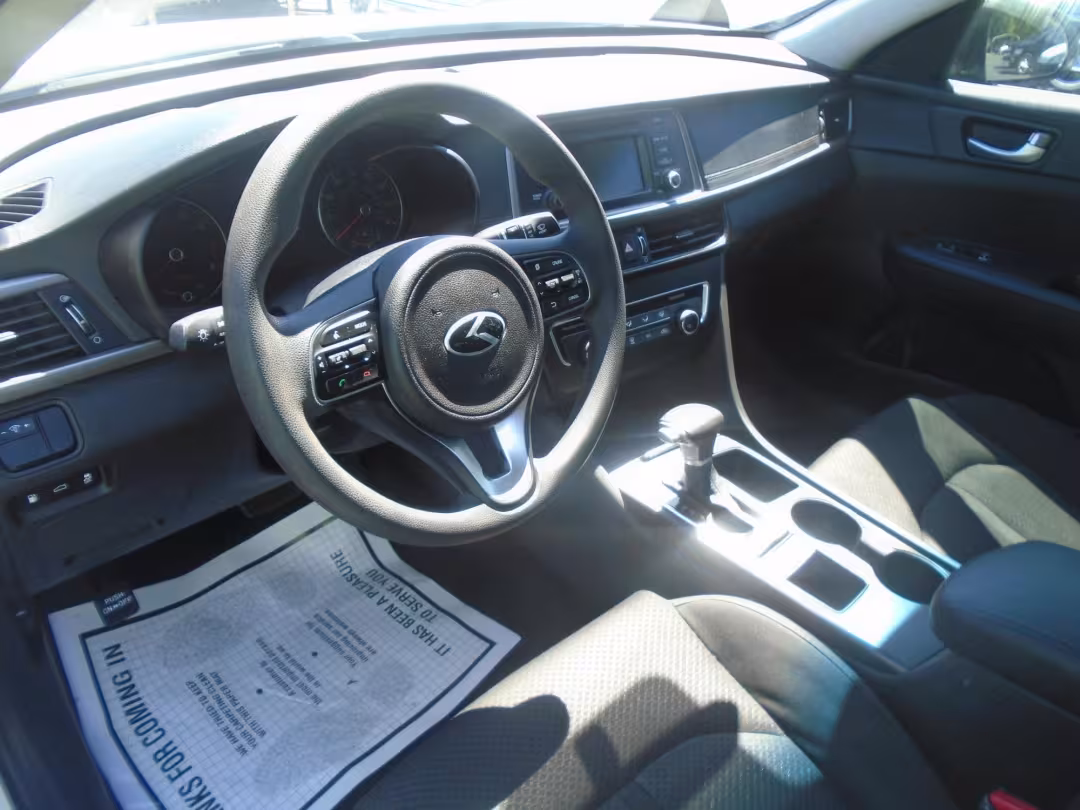 2016 Kia Optima - 5XXGT4L35GG114104 - Image #9