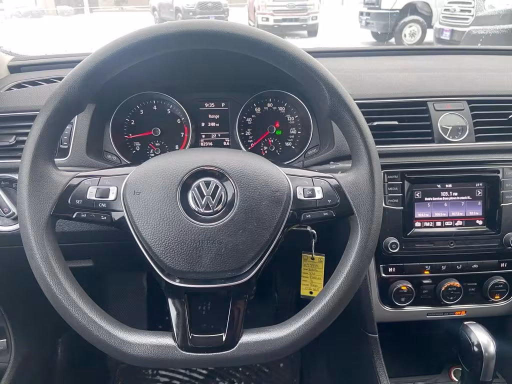 2016 Volkswagen Passat - 1VWAT7A39GC036420 - Image #4