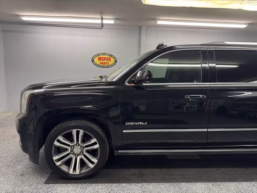 2018 GMC Yukon XL - 1GKS2HKJ7JR322403 - Image #3