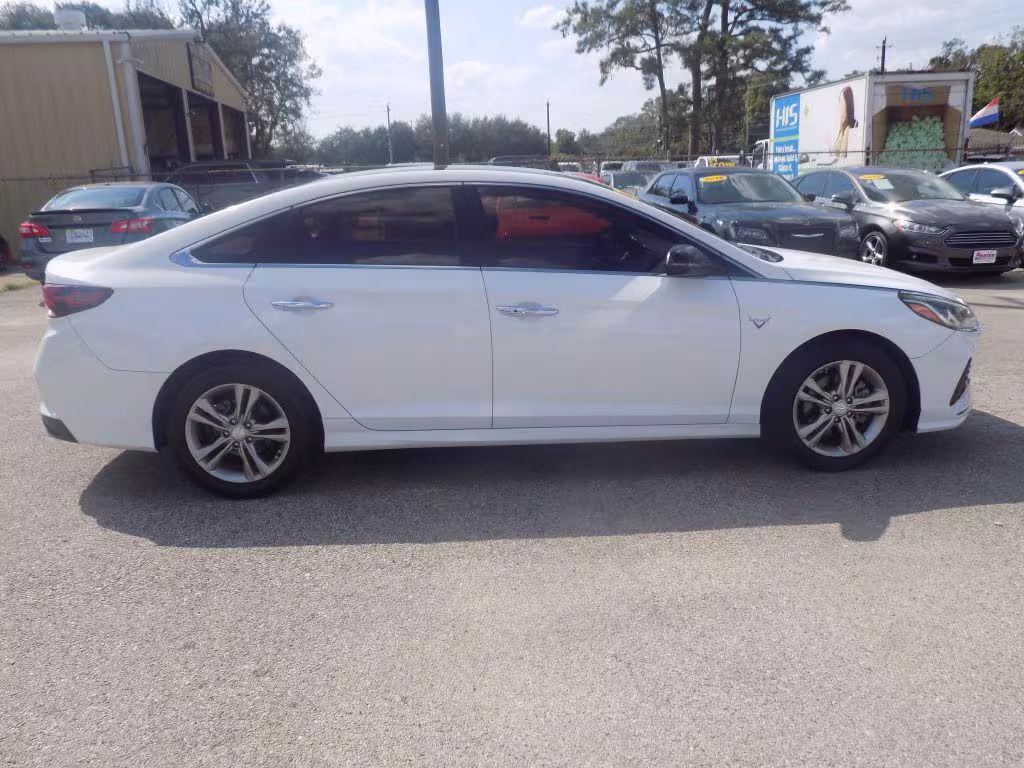 2018 Hyundai Sonata - 5NPE34AF2JH628556 - Image #1