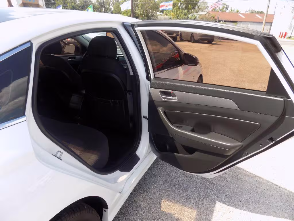 2018 Hyundai Sonata - 5NPE34AF2JH628556 - Image #10