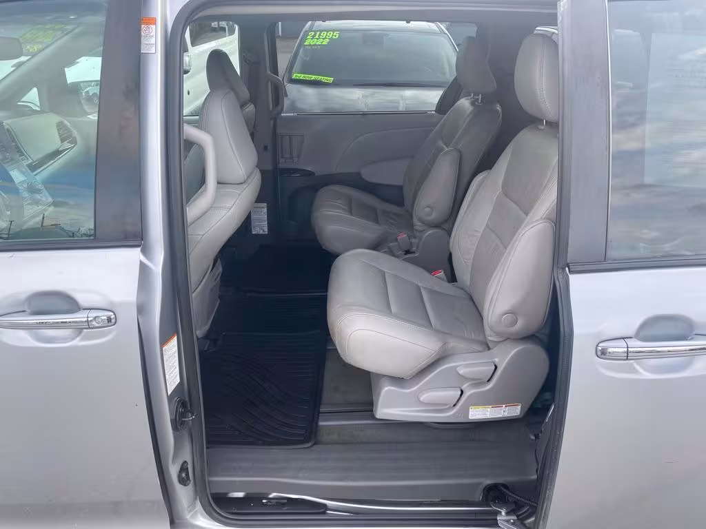 2018 Toyota Sienna - 5TDDZ3DC9JS200418 - Image #3
