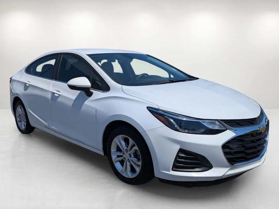 2019 Chevrolet Cruze - 1G1BE5SM5K7115560 - Image #3