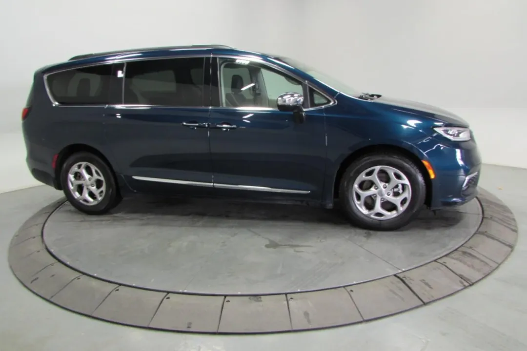 2023 Chrysler Pacifica - 2C4RC1GG1PR560004 - Image #3
